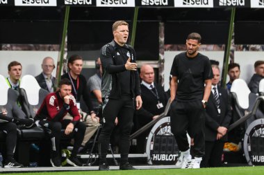 Newcastle United takımının teknik direktörü Eddie Howe, 1 Eylül 2024 'te St. James' s Park, Newcastle, İngiltere 'de oynanan Premier League maçı Newcastle United - Tottenham Hotspur maçında oyuncularına talimat verir.