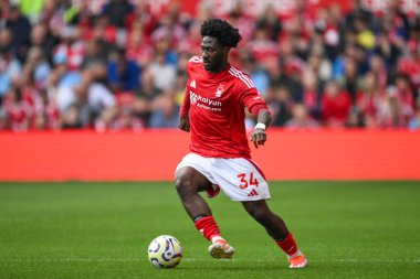 Nottingham Ormanı 'ndan Ola Aina Premier Lig maçı sırasında Nottingham Forest' a karşı Wolverhampton Wanderers City Ground, Nottingham, İngiltere 'de 31 Ağustos 2024' te topa vuruyor.