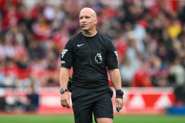 Hakem Simon Hooper Premier Lig maçı sırasında Nottingham Forest, Wolverhampton Wanderers 'a karşı 31 Ağustos 2024' te Nottingham, İngiltere 'de.