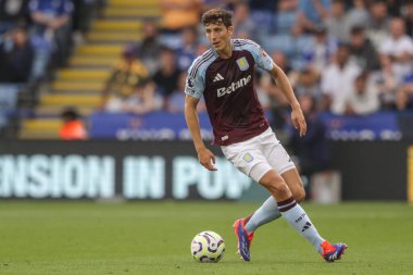 Aston Villa 'dan Pau Torres, Premier Lig maçı sırasında King Power Stadyumu' nda Leicester City, Aston Villa 'ya karşı 31 Ağustos 2024' te top attı.