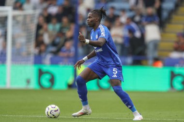Leicester City 'den Caleb Okoli, İngiltere' nin Leicester şehrindeki King Power Stadyumu 'nda Leicester City ile Aston Villa arasındaki Premier League maçında topu aldı.