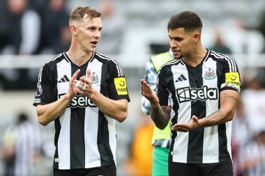 Newcastle United 'dan Emil Krafth ve Newcastle United' tan Bruno Guimares, 1 Eylül 2024 'te St. James' s Park, Newcastle, İngiltere 'de oynanan Premier League karşılaşması sonrasında konuştular.