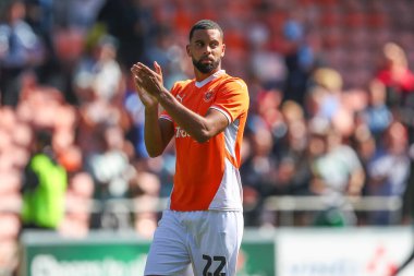Blackpool 'dan CJ Hamilton, 31 Ağustos 2024' te Bloomfield Road, Blackpool 'da oynanan Blackpool-Wycombe Wanderers maçının ardından ev sahibi taraftarları alkışlıyor.