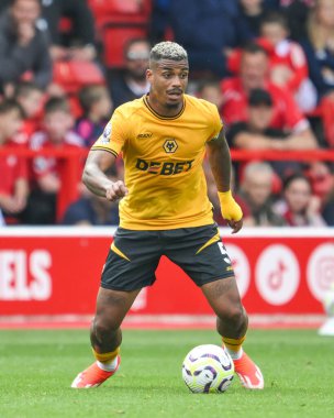 Wolverhampton Wanderers takımından Mario Lemina Premier League maçında Nottingham Forest, Wolverhampton Wanderers 'a karşı 31 Ağustos 2024' te City Ground, Nottingham 'da maç yapıyor.