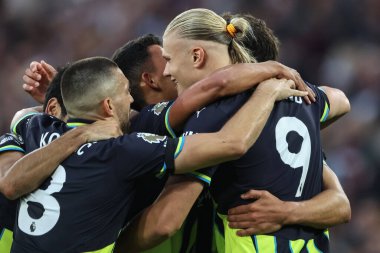 Manchester City 'den Erling Haaland, Premier League' de oynanan West Ham United ile Manchester City maçında 31 Ağustos 2024 'te Londra' daki Londra Stadyumu 'nda 1-3 kazanma golünü kutluyor.