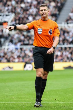 Hakem Robert Jones Premier Lig maçı sırasında Newcastle United Tottenham Hotspur 'a karşı St. James' s Park, Newcastle, İngiltere, 1 Eylül 2024