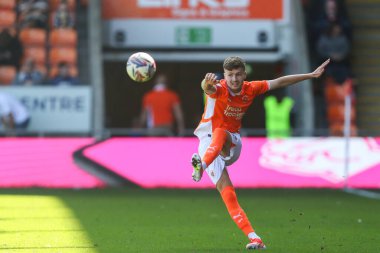 Blackpool takımından Zac Ashworth, 31 Ağustos 2024 'te Bloomfield Road, Blackpool' da oynanan Blackpool-Wycombe Wanderers maçında pas verdi.