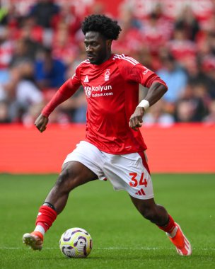 Nottingham Ormanı 'ndan Ola Aina Premier Lig maçı sırasında Nottingham Forest' a karşı Wolverhampton Wanderers City Ground, Nottingham, İngiltere 'de 31 Ağustos 2024' te topa vuruyor.