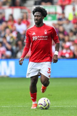 Nottingham Ormanı 'ndan Ola Aina Premier Lig maçı sırasında Nottingham Forest' a karşı Wolverhampton Wanderers City Ground, Nottingham, İngiltere 'de 31 Ağustos 2024' te topa vuruyor.