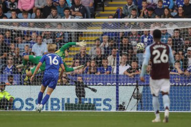 Leicester City 'den Mads Hermansen topu kaçırıyor. Aston Villa' dan Jhon Durn Premier Lig maçında 0-2 berabere kaldı. Leicester City, Aston Villa 'ya karşı King Power Stadyumu, Leicester, İngiltere, 31 Ağustos 2024