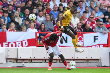 Wolverhampton Wanderers takımından Jean-Ricner Bellegarde, İngiltere 'nin Nottingham Forest-Wolverhampton Wanderers maçında topu fırlatıyor.