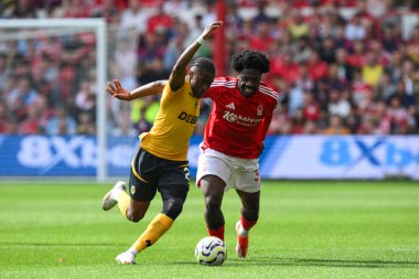 Wolverhampton Wanderers 'dan Jean-Ricner Bellegarde Nottingham Ormanı' ndan Ola Aina 'yı Nottingham Ormanı' na karşı Wolverhampton Wanderers maçı sırasında 31 Ağustos 2024 'te City Ground, Nottingham, İngiltere' de durdurdu.
