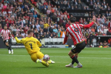 Watford 'dan Daniel Bachmann, Sheffield United' tan Kieffer Moore 'un 1 Eylül 2024' te Bramall Lane, Sheffield, İngiltere 'de oynadığı Sheffield United - Watford maçında attığı şutu blokluyor.