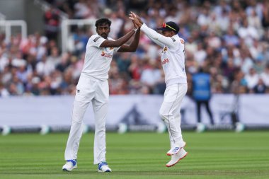Sri Lanka 'dan Milan Rathnayake, İngiltere - Sri Lanka 2. Rothesay Test Maçı 3. Lords, Londra, Birleşik Krallık' ta 31 Ağustos 2024 'te Ben Duckett' in görevden alınmasını takım arkadaşlarıyla kutluyor.