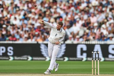 İngiltere - Sri Lanka 2. Rothesay Deneme Maçı 'nda topu İngiltere Lords, Londra, İngiltere' de 30 Ağustos 2024 'te Joe Root veriyor.