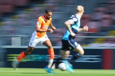 Blackpool takımından CJ Hamilton, 31 Ağustos 2024 'te Bloomfield Road, Blackpool' da Blackpool-Wycombe Wanderers maçında topu aldı.