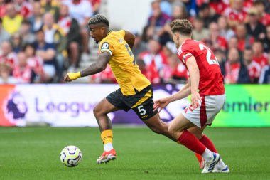 Wolverhampton Wanderers takımından Mario Lemina, İngiltere 'nin Nottingham şehrinde 31 Ağustos 2024' te oynanan Premier League maçında Nottingham Forest 'a karşı Wolverhampton Wanderers maçında topa vuruyor.