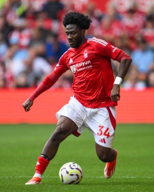 Nottingham Ormanı 'ndan Ola Aina Premier Lig maçı sırasında Nottingham Forest' a karşı Wolverhampton Wanderers City Ground, Nottingham, İngiltere 'de 31 Ağustos 2024' te topa vuruyor.