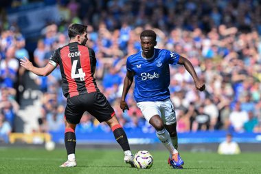 Everton 'dan Tim Iroegbunam, İngiltere' nin Liverpool kenti Goodison Park 'ta oynanan Premier League maçında Bournemouth' lu Lewis Cook 'u geçti.