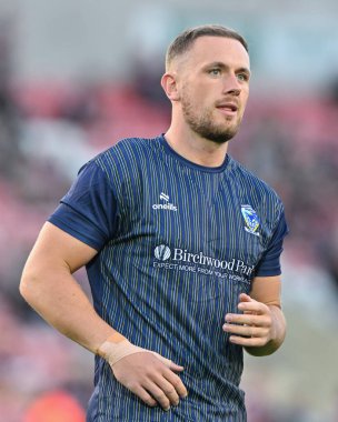 Warrington Wolves 'tan Ben Currie, 30 Ağustos 2024' te Leigh Spor Köyü 'nde oynanan 24. Betfred Süper Lig karşılaşması öncesinde ısınıyor.
