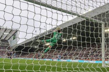 Newcastle United takımından Nick Pope, Premier League maçı Newcastle United 'ın Tottenham Hotspur' a karşı 1 Eylül 2024 'te St. James' s Park, Newcastle, İngiltere 'de oynadığı maçta direğin altında kurtarıyor.