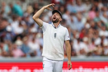 İngiltere 'den Chris Woakes, İngiltere' ye karşı Sri Lanka 2. Rothesay Test Maç Günü 'nde 30 Ağustos 2024' te Londra Lords 'da tepki gösterdi.