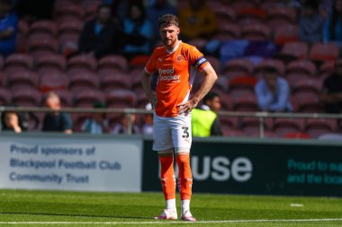 Blackpool takımından James Husband 31 Ağustos 2024 'te Bloomfield Road, Blackpool' da Blackpool-Wycombe Wanderers maçında