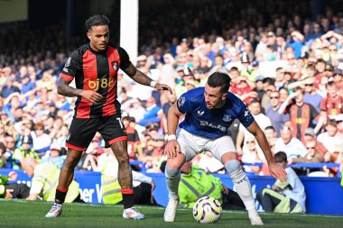 Everton 'dan Jack Harrison, 31 Ağustos 2024' te İngiltere 'nin Liverpool kenti Goodison Park' ta oynanan Premier League karşılaşmasında Bournemouth 'dan Justin Kluivert' i durdurdu.