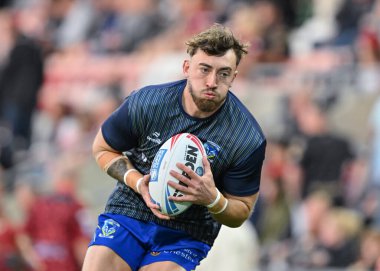 Warrington Wolves 'tan Matty Ashton, 30 Ağustos 2024' te Leigh Spor Köyü 'nde oynanan 24. Betfred Süper Lig karşılaşması öncesinde ısınıyor.