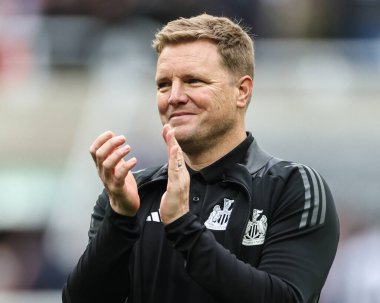 Newcastle United takımının teknik direktörü Eddie Howe, 1 Eylül 2024 'te St. James' s Park, Newcastle, İngiltere 'de oynanan Premier League maçı sonrasında taraftarlarını alkışlıyor.
