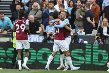 West Ham United 'dan Lucas Paquet ve West Ham United' dan Jarrod Bowen, Manchester City 'den Rben Dias' ın 31 Ağustos 2024 'te Londra' daki Manchester City 'de oynanan Premier League maçı sırasında attığı golü kutladılar.