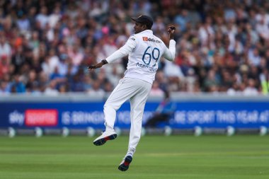 Sri Lanka 'dan Angelo Mathews, İngiltere' den Ben Duckett 'in İngiltere' ye karşı Sri Lanka 2. Rothesay Test Maçı 3 gününde Londra, Birleşik Krallık 'ta 31 Ağustos 2024' te görevden alınmasını kutluyor.