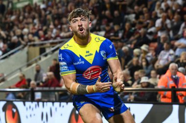 Warrington Wolves takımından Matty Ashton, 30 Ağustos 2024 'te Leigh Sports Village, Leigh, İngiltere' de oynanan 24. Betfred Süper Lig karşılaşmasında denemesini kutluyor.