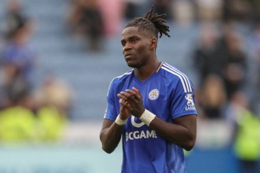 Leicester City 'den Caleb Okoli, 31 Ağustos 2024' te King Power Stadyumu, Leicester, İngiltere 'de oynanan Premier League karşılaşmasında ev sahibi taraftarları alkışlıyor.