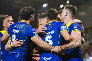 Warrington Wolves takımından Matty Ashton, 30 Ağustos 2024 'te Leigh Sports Village, Leigh, İngiltere' de oynanan 24. Betfred Süper Lig karşılaşmasında denemesini kutluyor.