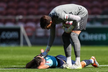 Wycombe Wanderers 'dan Franco Ravizzoli 31 Ağustos 2024' te Bloomfield Road, Blackpool 'da oynanan Blackpool-Wycombe Wanderers maçında Wycombe Wanderers ile Wycombe Wanderers maçında Wycombe Wanderers' dan Jack Grimmer 'ı kontrol ediyor.