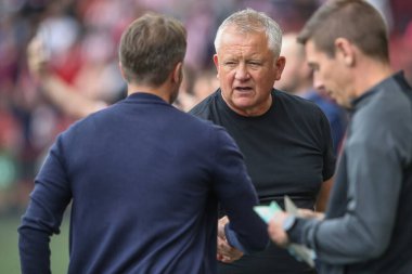 Watford 'un Tom Cleverley menajeri, Sheffield United' ın 1 Eylül 2024 'te Bramall Lane' de Sheffield United 'a karşı oynadığı maçtan önce Sheffield United' ın Chris Wilder menajeriyle tokalaşıyor.