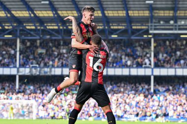 Bournemouth 'dan Alex Scott ve Bournemouth' tan Marcus Tavernier, İngiltere 'nin Liverpool kentinde oynanan Everton-Bournemouth Premier Lig maçı sırasında Bournemouth' a 2-3 yenilen Luis Sinisterra 'yı kutluyor.