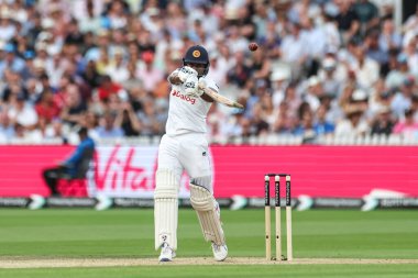Sri Lanka 'dan Kamindu Mendis, İngiltere - Sri Lanka 2. Rothesay Deneme Günü sırasında Londra, İngiltere' den Chris Woakes tarafından yakalanır.