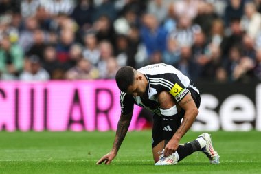 Newcastle 'dan Bruno Guimares, 1 Eylül 2024' te St. James 's Park, Newcastle' da oynanan Premier League karşılaşmasında bağcıklarını bağlıyor.