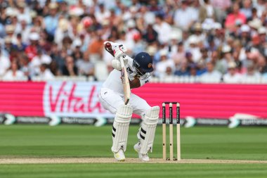 Sri Lanka 'dan Milan Rathnayake, İngiltere' nin Sri Lanka 2. Rothesay Deneme Maçı 2. gününde 30 Ağustos 2024 'te İngiltere' den Olly Stone 'dan art arda ikinci bir topla vuruldu.