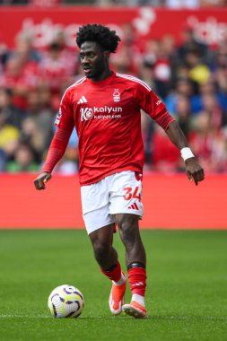 Nottingham Ormanı 'ndan Ola Aina Premier Lig maçı sırasında Nottingham Forest' a karşı Wolverhampton Wanderers City Ground, Nottingham, İngiltere 'de 31 Ağustos 2024' te topa vuruyor.