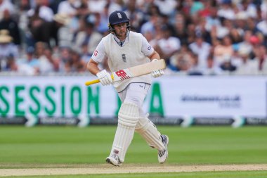 İngiltere 'den Joe Root, İngiltere' ye karşı Sri Lanka 2. Rothesay Deneme Maçı 3. Lords, Londra, Birleşik Krallık, 31 Ağustos 2024 'te koşuyor.