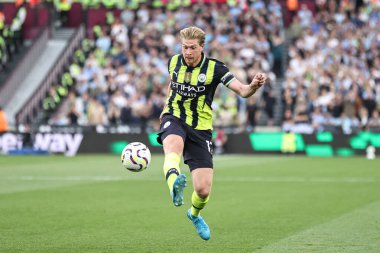 Manchester City 'den Kevin De Bruyne, Premier League maçında topu kontrol ediyor. West Ham United, Manchester City' ye karşı, Londra Stadyumu, 31 Ağustos 2024.