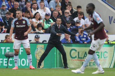 Aston Villa 'nın Unai Emery teknik direktörü Premier Lig maçında takımına talimat verir. Leicester City, Aston Villa' ya karşı King Power Stadyumu, Leicester, İngiltere, 31 Ağustos 2024