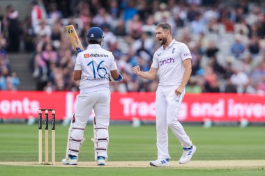 İngiltere 'den Chris Woakes, Sri Lanka' lı Dimuth Karunaratne 'nin görevden alınmasını kutluyor. Karunaratne daha sonra İngiltere - Sri Lanka 2. Rothesay Test Maçı 3.