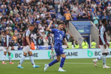 Leicester City 'den Facundo Buonanotte, İngiltere' nin Leicester şehrindeki King Power Stadyumu 'nda oynanan Premier League maçında 1-2 kazanma hedefini kutluyor.