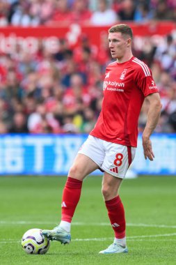 Nottingham Ormanı 'ndan Elliot Anderson, Nottingham Forest' a karşı Wolverhampton Wanderers 'ın 31 Ağustos 2024' te oynadığı Premier League maçında topu kontrol ediyor.