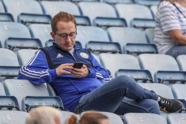 Leicester taraftarları Premier Lig maçı sırasında King Power Stadyumu, Leicester, İngiltere 'de Leicester City - Aston Villa maçına geldiler.