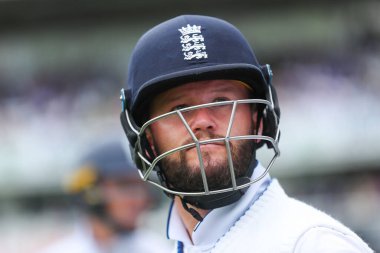 İngiltere 'den Ben Duckett, İngiltere' ye karşı Sri Lanka 2. Rothesay Deneme Maçı 3. Lords, Londra, Birleşik Krallık, 31 Ağustos 2024 tarihinden önce pavyondan çıkıyor.